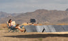 INFINITY 1300 Solargenerator mit dem tragbaren Solarmodulen im Freien laden